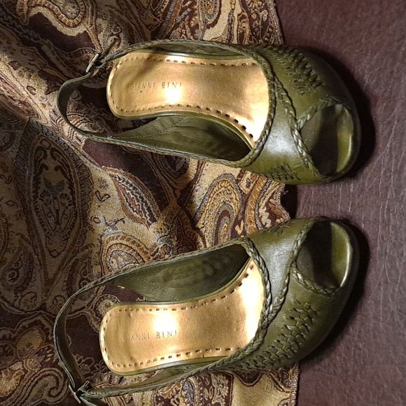 Shoes - Picture 1 of 4